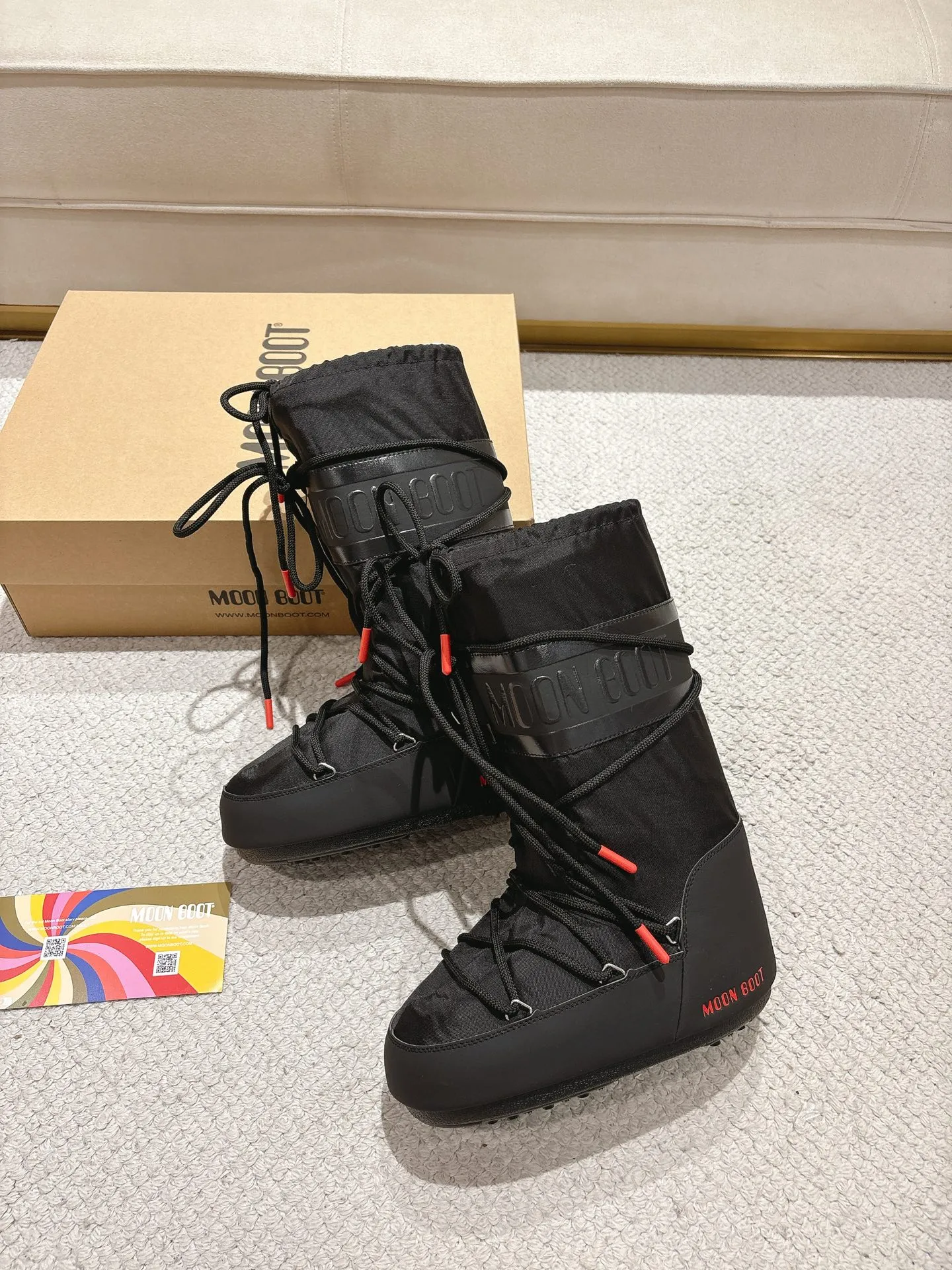 p700 long love style: ❤️ Moon Boot2025 vs autumn and winter popular snow boots series... [Ugly Moon Snow Boots] Forget UGG, fashionable people are wearing Moon Boot snow boots. If you find it difficult to accept the revival of UGG, then there is now a more alternative snow boot that is back, with an inner diameter of 4 cm. That is the Moon Boot. It was already very popular in the millennium. Back then, Paris Hilton and Victoria Beckham Celebrities often wear it, and now the Y2K trend is popular again. The same style is worn by young people in QQ shows, and the ugly snow boots that are shown in thousands of people have become popular again, regardless of men and women. They look slim but warm and easy to wear... ❶Fabric: Original custom/cowhide/woven wool/high mercerized waterproof cloth ❷Inner: original 100% silk cotton liner ❸foot: original 100% silk cotton liner ❹ Outsole: Original molded two-color non-slip outsole ❺ Sole thickness: 4cm (including **) ❻ Code number: 35/38; 39/41; ❼ Packaging: Original full set of packaging ☀ Color: Official website updated simultaneously